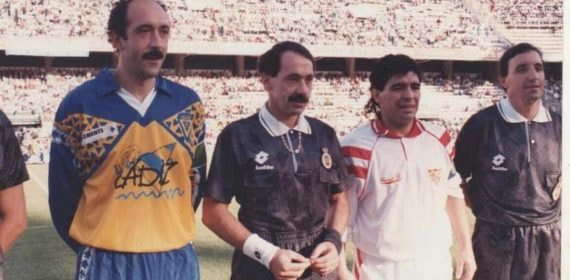 Carmelo, a la izquierda, posa como capitán del Cádiz junto al trío arbitral y Maradona, en un Sevilla-Cádiz.