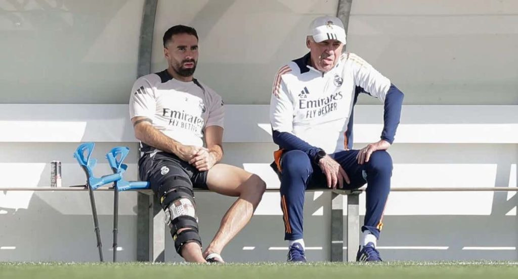 Carvajal y Ancelotti conversan este lunes en Valdebebas.