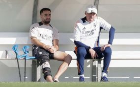 Carvajal y Ancelotti conversan este lunes en Valdebebas.