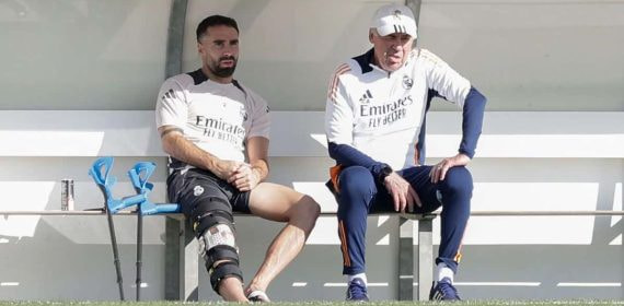 Carvajal y Ancelotti conversan este lunes en Valdebebas.