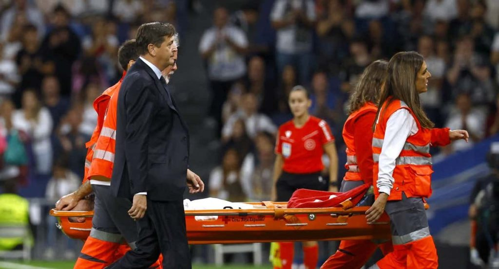 Carvajal se marcha en camilla.
