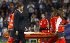 Carvajal se marcha en camilla.