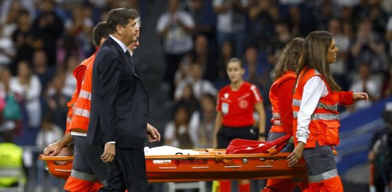 Carvajal se marcha en camilla.