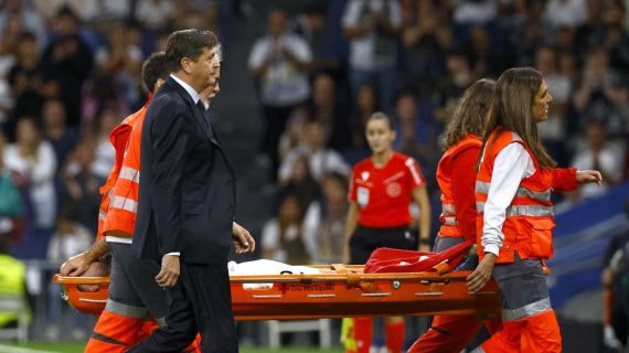 Carvajal se marcha en camilla.