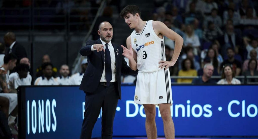 Chus Mateo da indicaciones a Hugo González en el último partido de Euroliga celebrado en el WiZink Center.