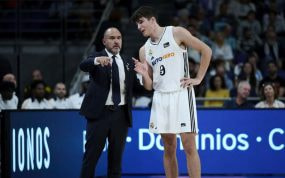 Chus Mateo da indicaciones a Hugo González en el último partido de Euroliga celebrado en el WiZink Center.