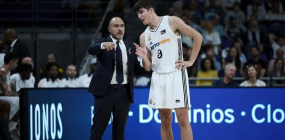 Chus Mateo da indicaciones a Hugo González en el último partido de Euroliga celebrado en el WiZink Center.