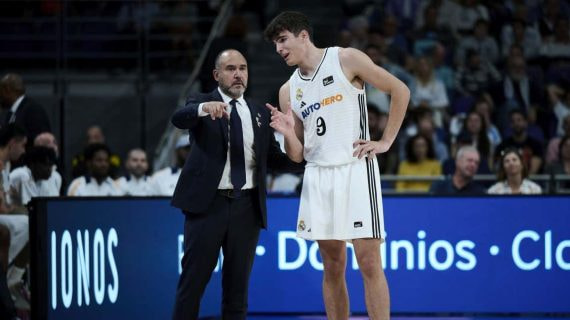Chus Mateo da indicaciones a Hugo González en el último partido de Euroliga celebrado en el WiZink Center.