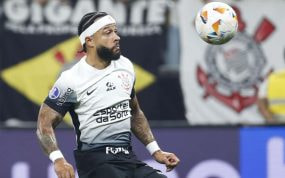 Memphis Depay, durante un partido con el Corinthians.