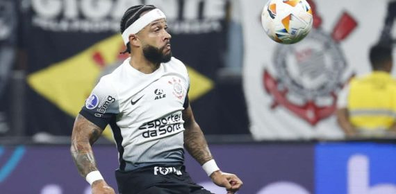 Memphis Depay, durante un partido con el Corinthians.