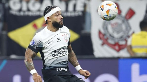 Memphis Depay, durante un partido con el Corinthians.