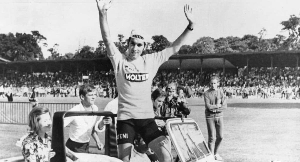 Eddy Merckx celebra el Tour de Francia ganado en 1971.
