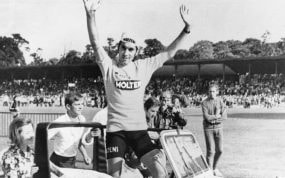 Eddy Merckx celebra el Tour de Francia ganado en 1971.