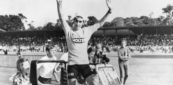Eddy Merckx celebra el Tour de Francia ganado en 1971.