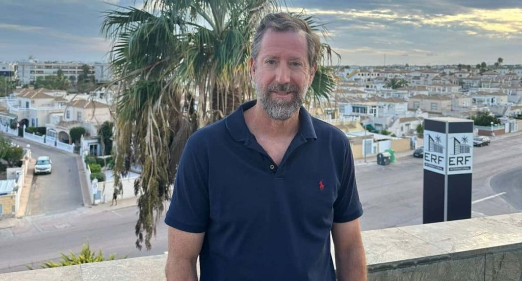 Enrique Roca Fernández posa para Relevo en sus oficinas de Orihuela Costa.