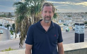 Enrique Roca Fernández posa para Relevo en sus oficinas de Orihuela Costa.