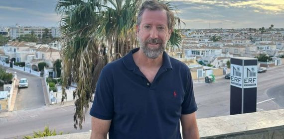 Enrique Roca Fernández posa para Relevo en sus oficinas de Orihuela Costa.