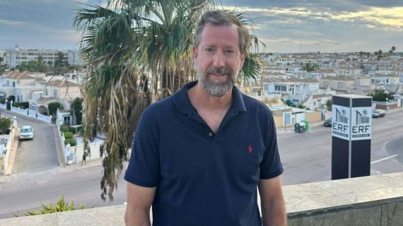Enrique Roca Fernández posa para Relevo en sus oficinas de Orihuela Costa.