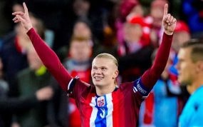 Erling Haaland durante un partido con la selección de Noruega.