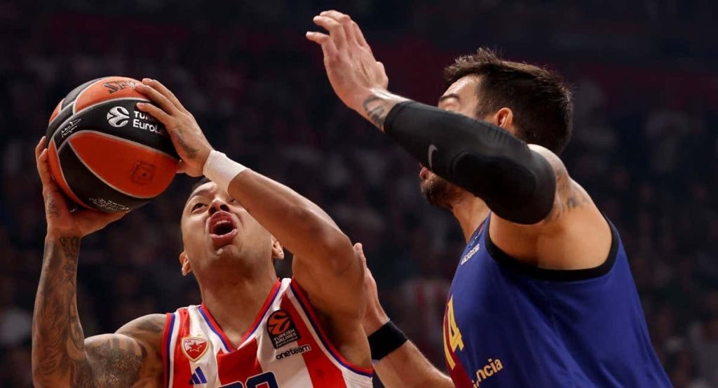 Partido de Euroliga entre el Estrella Roja y el Barcelona.
