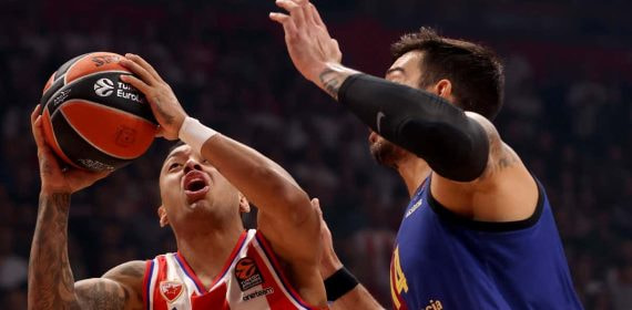 Partido de Euroliga entre el Estrella Roja y el Barcelona.