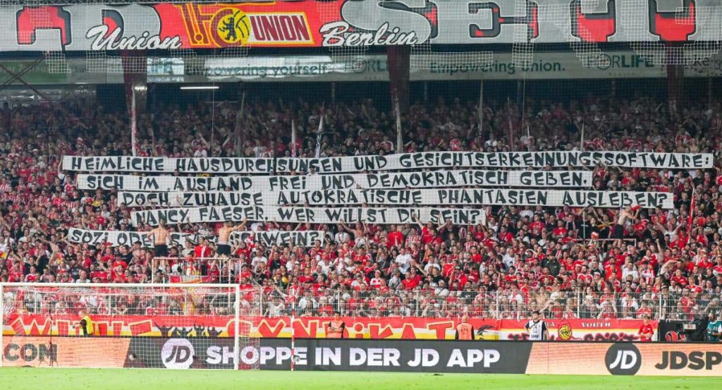Aficionados del Union sostienen pancartas en un partido en Berlín.