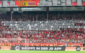 Aficionados del Union sostienen pancartas en un partido en Berlín.