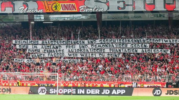 Aficionados del Union sostienen pancartas en un partido en Berlín.