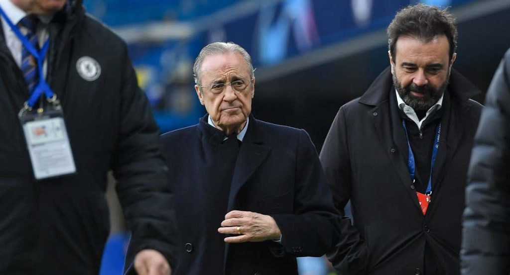 José Ángel Sánchez, mano derecha de Florentino Pérez, camina junto al presidente antes de un Chelsea-Real Madrid.