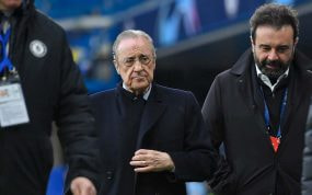 José Ángel Sánchez, mano derecha de Florentino Pérez, camina junto al presidente antes de un Chelsea-Real Madrid.