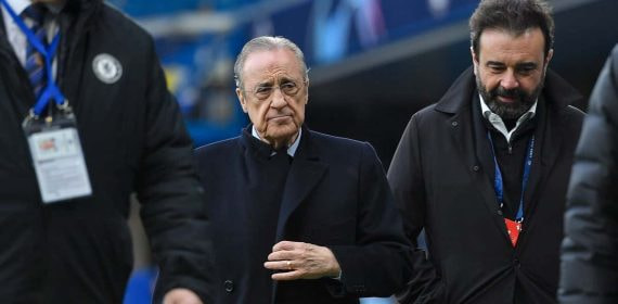 José Ángel Sánchez, mano derecha de Florentino Pérez, camina junto al presidente antes de un Chelsea-Real Madrid.
