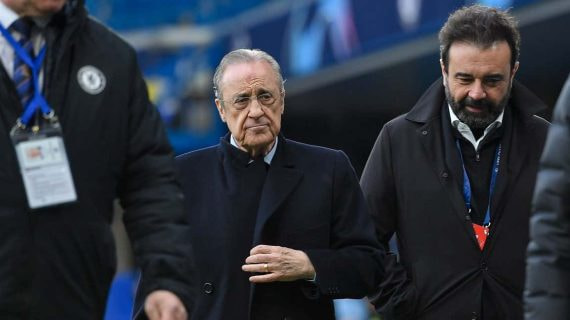 José Ángel Sánchez, mano derecha de Florentino Pérez, camina junto al presidente antes de un Chelsea-Real Madrid.
