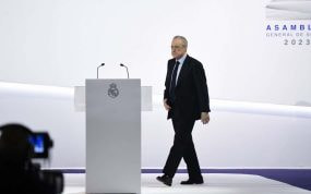 Florentino Pérez camina hacia el atril en la Asamblea General de 2023.