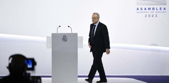 Florentino Pérez camina hacia el atril en la Asamblea General de 2023.