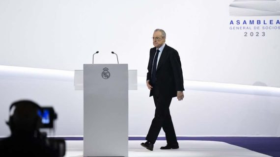 Florentino Pérez camina hacia el atril en la Asamblea General de 2023.