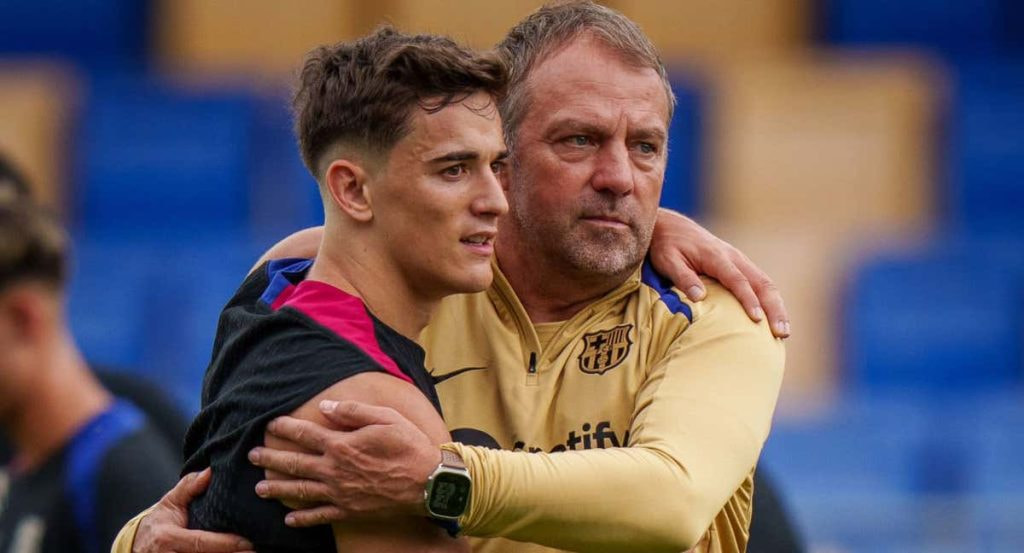 Gavi se abraza a Flick durante un entrenamiento.