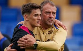 Gavi se abraza a Flick durante un entrenamiento.