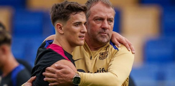 Gavi se abraza a Flick durante un entrenamiento.