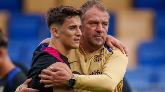 Gavi se abraza a Flick durante un entrenamiento.