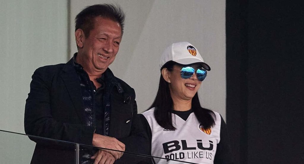 Peter Lim y su mujer, Cherie, en el palco durante un Valencia-Getafe de 2018.