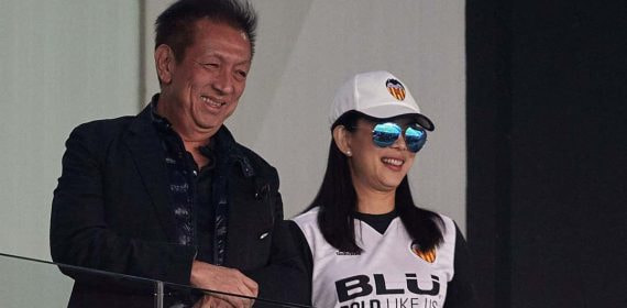 Peter Lim y su mujer, Cherie, en el palco durante un Valencia-Getafe de 2018.