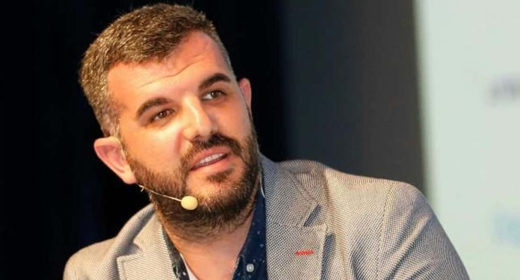Héctor Fernández, en una charla en un congreso.