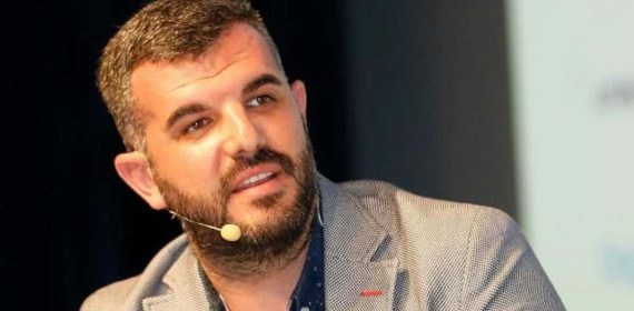 Héctor Fernández, en una charla en un congreso.