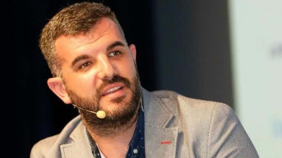 Héctor Fernández, en una charla en un congreso.