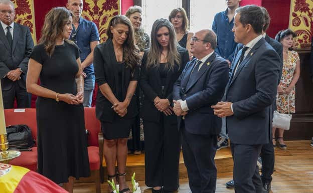 Victoria Sahagún, la hija adoptada (izquierda), y las dos hijas biológicas durante la capilla ardiente de Bahamontes en 2023. EFE