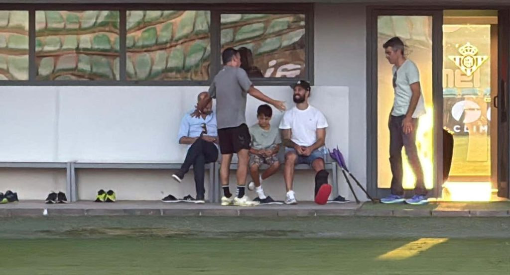 Isco, con la férula en su pierna izquierda, en la ciudad deportiva.