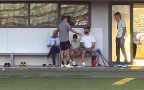 Isco, con la férula en su pierna izquierda, en la ciudad deportiva.