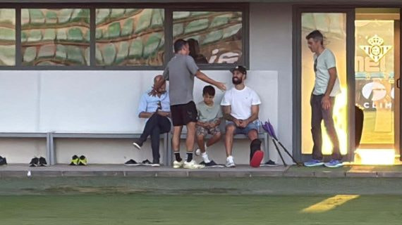 Isco, con la férula en su pierna izquierda, en la ciudad deportiva.