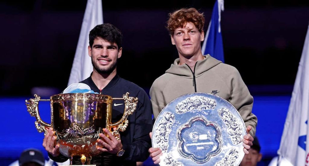 Carlos Alcaraz y Jannik Sinner tras disputar la final de Pekín con triunfo para el español.