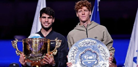 Carlos Alcaraz y Jannik Sinner tras disputar la final de Pekín con triunfo para el español.